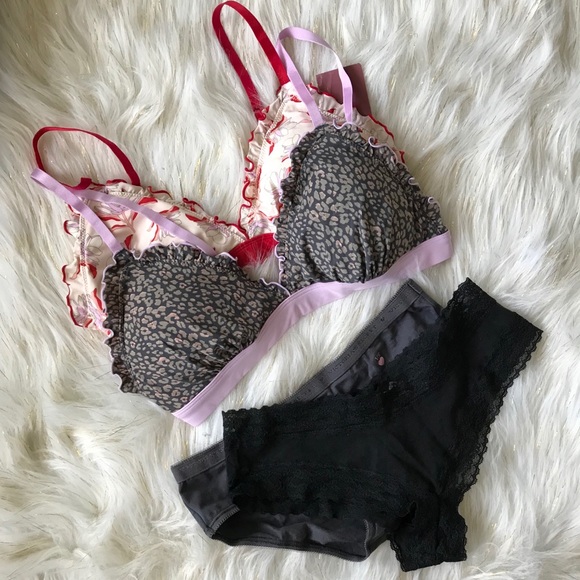 Victoria's Secret Other - ‼️2 H&M’ Bras & 2 Victoria Secret Undies‼️‼️